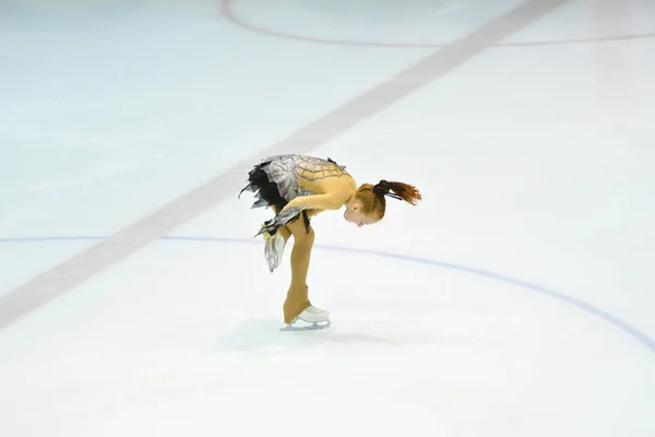 Orenburg, Rusland -, 31 maart 2018 jaar: meisjes concurreren in kunstschaatsen — Stockfoto