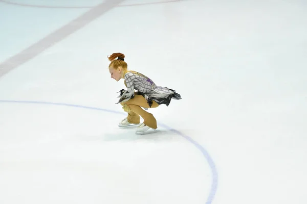 Orenburg, Rusia - 31 de marzo de 2018 año: Las niñas compiten en patinaje artístico — Foto de Stock