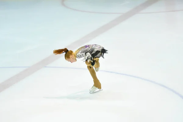 Orenburg, Russia - March 31, 2018 year: Girls compete in figure skating — Stock Photo, Image