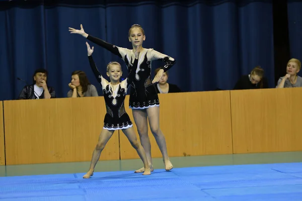 Orenburg, Rússia, 26-27 Maio 2017 ano anos: menina competir em acrobacias esportivas — Fotografia de Stock