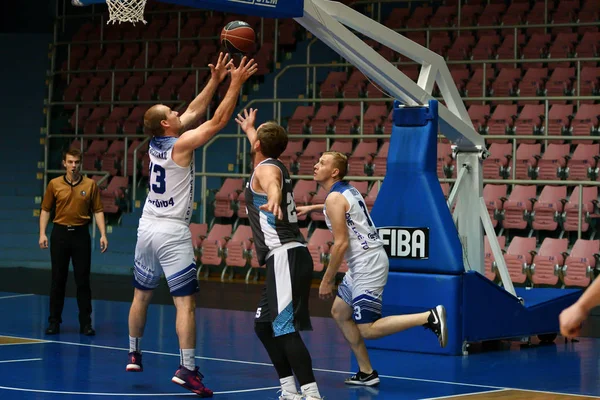 Orenburg, Ryssland-13-16 juni 2019 år: män spela basket — Stockfoto