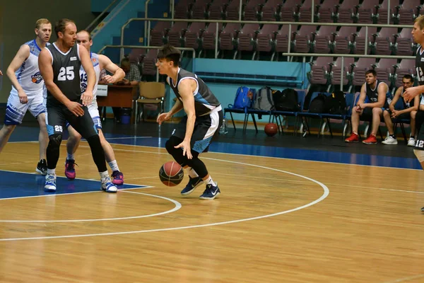 Orenburg, Russia - 13-16 June 2019 year: Men play basketball — Stock Photo, Image