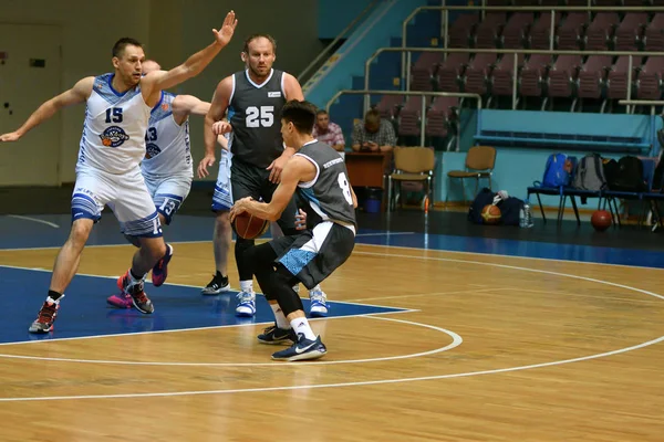 Orenburg, Rosja-13-16 czerwca 2019 rok: Mężczyźni grają w koszykówkę — Zdjęcie stockowe