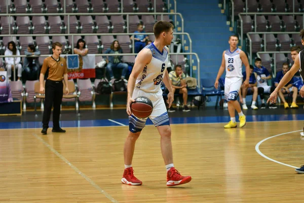 Orenburg, Ryssland-13-16 juni 2019 år: män spela basket — Stockfoto
