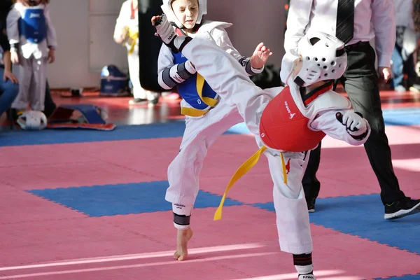 Orenburg, Rosja - lat 27 stycznia 2018: dzieci konkurować w Taekwondo — Zdjęcie stockowe