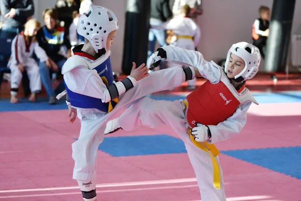 Orenburg, Russie - 27 janvier 2018 ans : les enfants concourent au Taekwondo — Photo