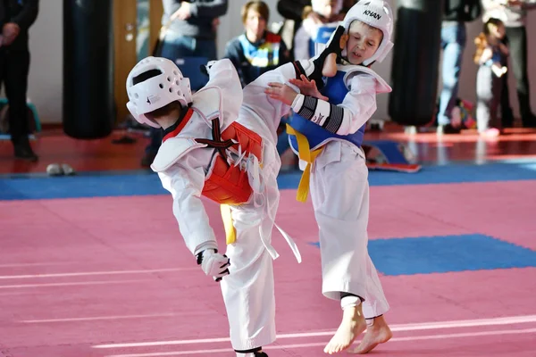 Orenburg, Russia - January 27, 2018 years: the kids compete in Taekwondo — Stock Photo, Image