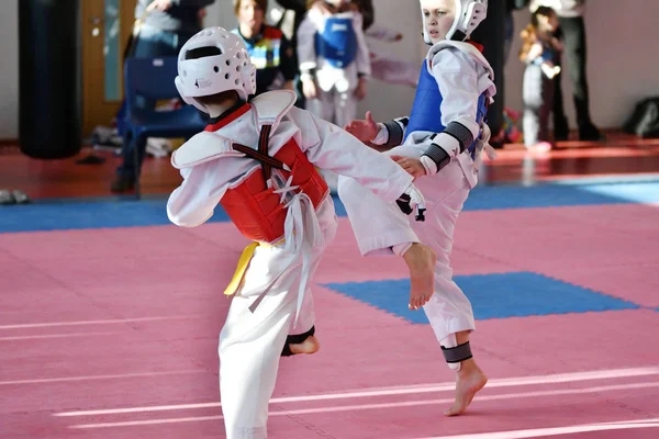 Orenburg, Russia - January 27, 2018 years: the kids compete in Taekwondo — Stock Photo, Image