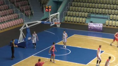 Orenburg, Rusya - 13-16 Haziran 2019 yıl: Erkekler Volga Federal Bölgesi amatör Basketbol Ligi Bölgelerarası finallerde basketbol oynuyor