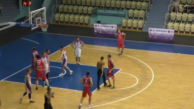 Orenburg, Rusya - 13-16 Haziran 2019 yıl: Erkekler Volga Federal Bölgesi amatör Basketbol Ligi Bölgelerarası finallerde basketbol oynuyor