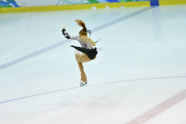 Girl ice skating — Stock Photo, Image