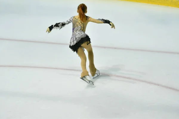 Fille patinage sur glace — Photo