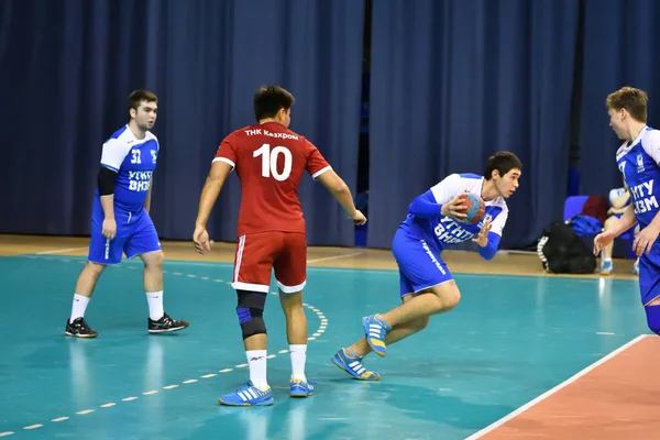 Orenburg, Rusia - 11-13 Febrero 2018 año: niños juegan en balonmano — Foto de Stock