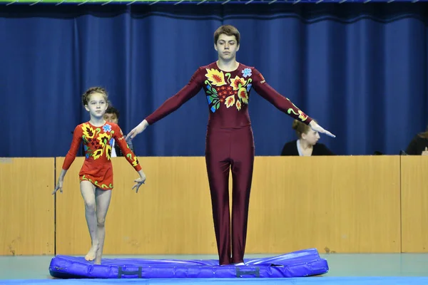 Orenburg, Rusko, 26-27 květen 2017 roku: junioři soutěží ve sportovních akrobacii — Stock fotografie