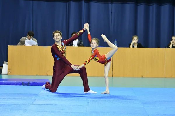 Orenburg, Rússia, 26-27 Maio 2017 ano: Juniors competir em acrobacias esportivas — Fotografia de Stock