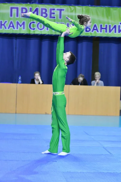 Orenburg, Rússia, 26-27 Maio 2017 ano: Juniors competir em acrobacias esportivas — Fotografia de Stock