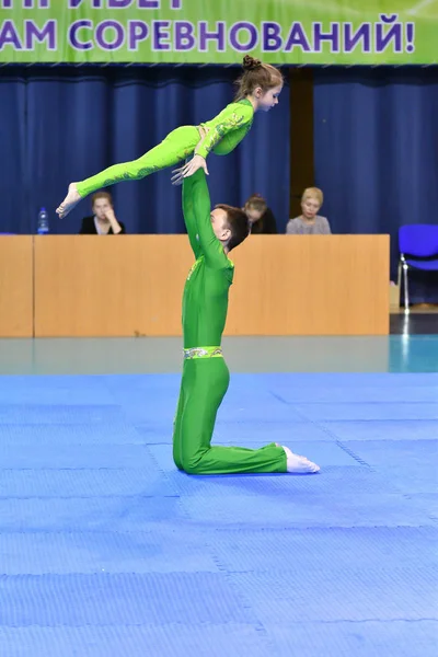 Orenburg, Rosja, 26-27 maja 2017 rok: juniorzy rywalizują w sporcie akrobics — Zdjęcie stockowe