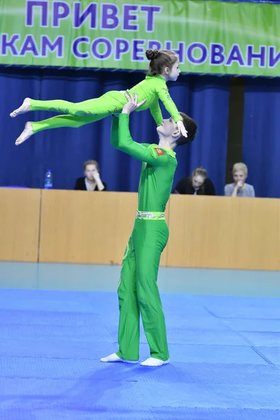 Orenburg, Rusia, 26-27 de mayo de 2017 año: Juniors compete en acrobacias deportivas — Foto de Stock