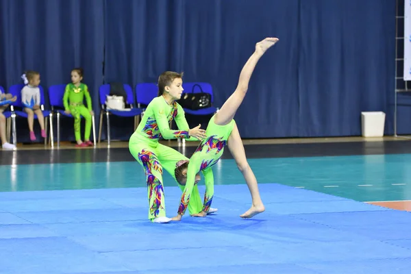 Orenburg, Rusia, 26-27 de mayo de 2017 año: Juniors compete en acrobacias deportivas — Foto de Stock