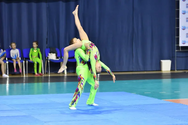 Orenburg, Rusia, 26-27 de mayo de 2017 año: Juniors compete en acrobacias deportivas — Foto de Stock