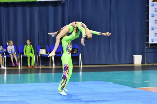 Orenburg, Rusia, 26-27 de mayo de 2017 año: Juniors compete en acrobacias deportivas —  Fotos de Stock