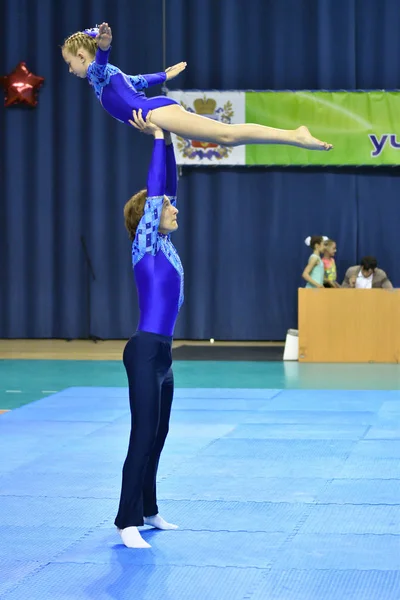 Orenburg, Rússia, 26-27 Maio 2017 ano: Juniors competir em acrobacias esportivas — Fotografia de Stock