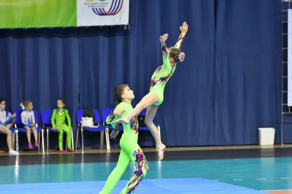 Orenburg, Rusia, 26-27 de mayo de 2017 año: Juniors compete en acrobacias deportivas — Foto de Stock