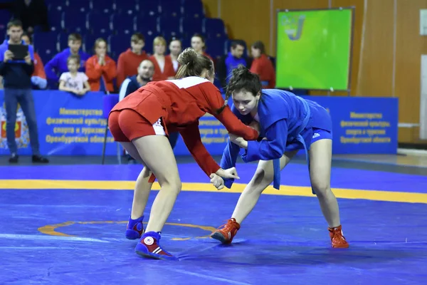 Orenburg, Rússia - 16 de fevereiro de 2019: competições de meninas Sambo — Fotografia de Stock