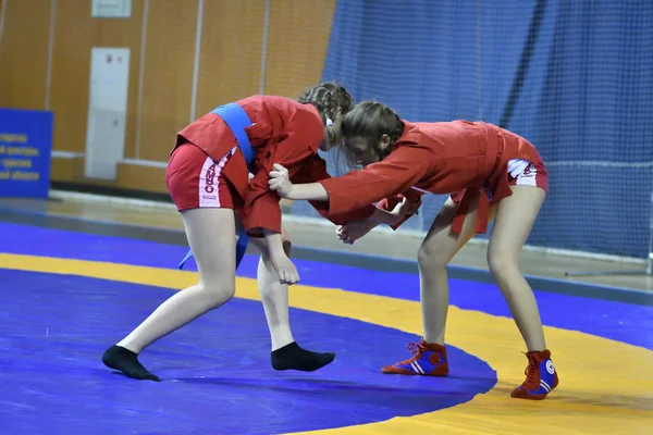 Orenburg, Rusia - 16 de febrero de 2019: competiciones de chicas Sambo — Foto de Stock