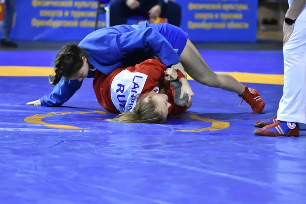 Orenburg, Rússia - 16 de fevereiro de 2019: competições de meninas Sambo — Fotografia de Stock