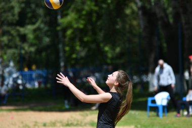 Orenburg, Rusya, 9-10 Haziran 2017 yıl: plaj voleybolu oynayan kız
