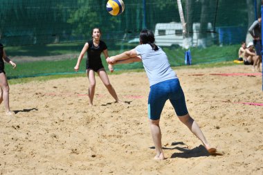 Orenburg, Rusya, 9-10 Haziran 2017 yıl: plaj voleybolu oynayan kız
