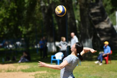 Orenburg, Rusya, 9-10 Haziran 2017 yıl: plaj voleybolu oynayan kız