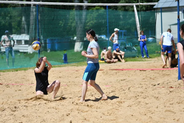 Orenburg, Russia, 9-10 June 2017 year: Girl playing beach volleyball — Stock Photo, Image