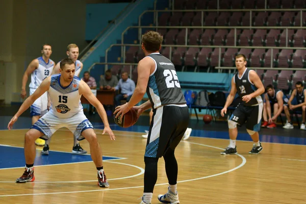 Orenburg, Russia - 13-16 June 2019 year: Men play basketball — Stock Photo, Image