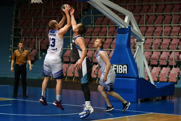 Orenburg, Rusya - 13-16 Haziran 2019 yıl: Erkekler basketbol oynuyor — Stok fotoğraf