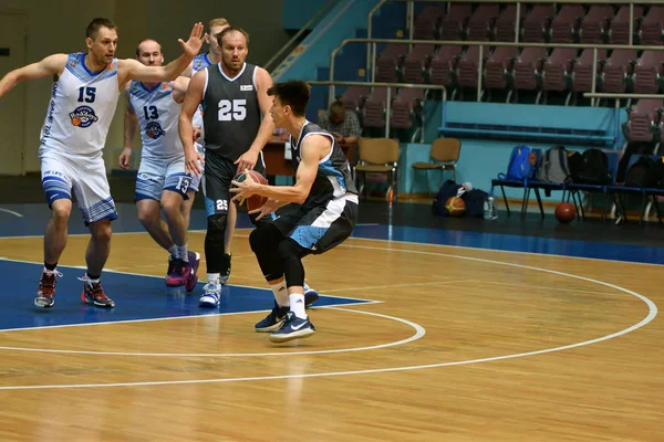 Orenburg, Russia - 13-16 June 2019 year: Men play basketball — Stock Photo, Image