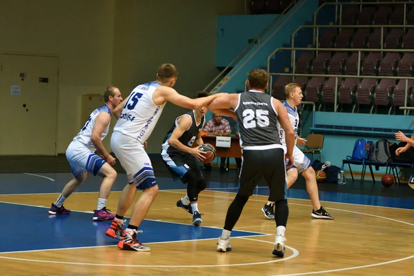 Orenburg, Rusia - 13-16 junio 2019 año: Hombres juegan baloncesto —  Fotos de Stock