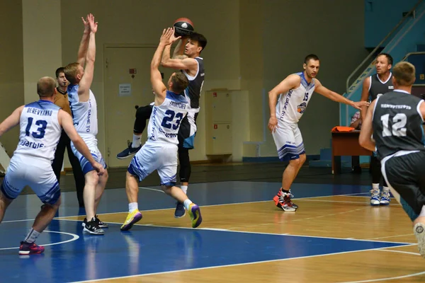 Orenburg, Russia - 13-16 June 2019 year: Men play basketball — Stock Photo, Image