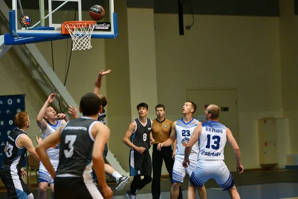 Orenburg, Russia - 13-16 June 2019 year: Men play basketball — Stock Photo, Image