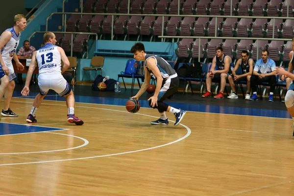 Orenburg, Russia - 13-16 June 2019 year: Men play basketball — Stock Photo, Image