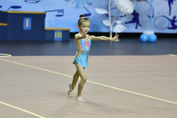 Orenburg, Rússia - 25 de novembro de 2017 ano: meninas competem na ginástica rítmica — Fotografia de Stock