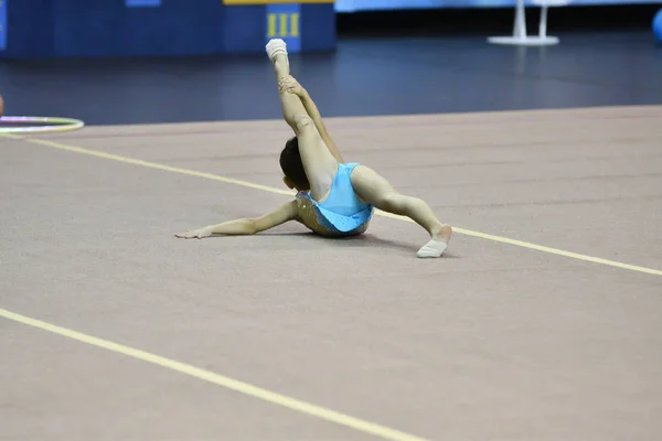 Оренбург, Россия - 25 ноября 2017 года: девушки соревнуются в художественной гимнастике — стоковое фото