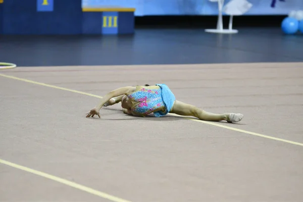 Orenburg, Russie - 25 novembre 2017 année : les filles concourent en gymnastique rythmique — Photo