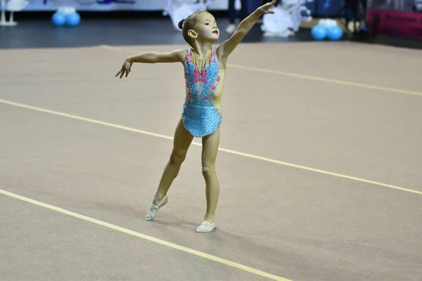 Orenburg, Rússia - 25 de novembro de 2017 ano: meninas competem na ginástica rítmica — Fotografia de Stock