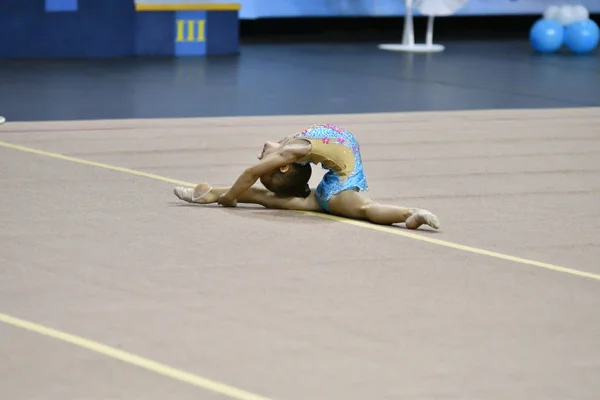 Orenburg, Rússia - 25 de novembro de 2017 ano: meninas competem na ginástica rítmica — Fotografia de Stock