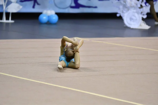 Orenburg, russland - 25. november 2017 jahr: mädchen wetteifern im rhythmischen turnen — Stockfoto