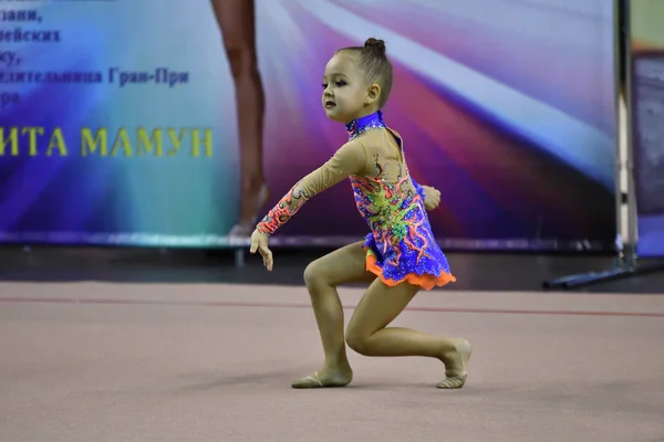 Orenburg, Oroszország - 2017. November 25. év: lányok versenyeznek ritmikus gimnasztika — Stock Fotó