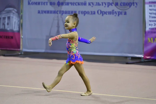 Orenburg, Russie - 25 novembre 2017 année : les filles concourent en gymnastique rythmique — Photo