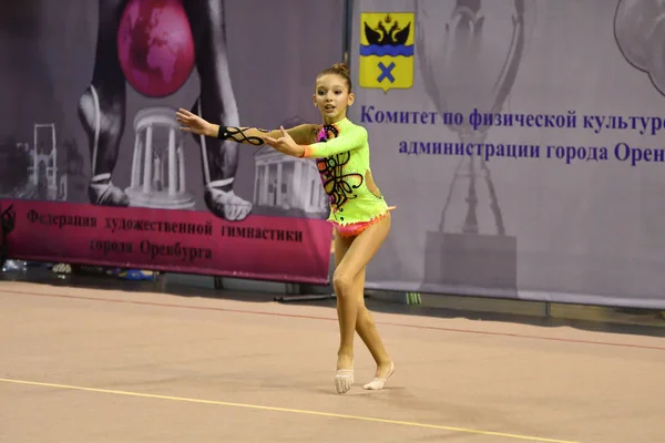 Orenburg, Rusia - 25 de noviembre de 2017 año: las niñas compiten en gimnasia rítmica — Foto de Stock